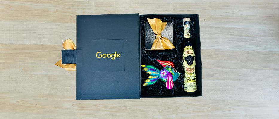 Trofeos con alebrijes, placas doradas o plateadas y decoradas con el logotipo de la empresa o evento