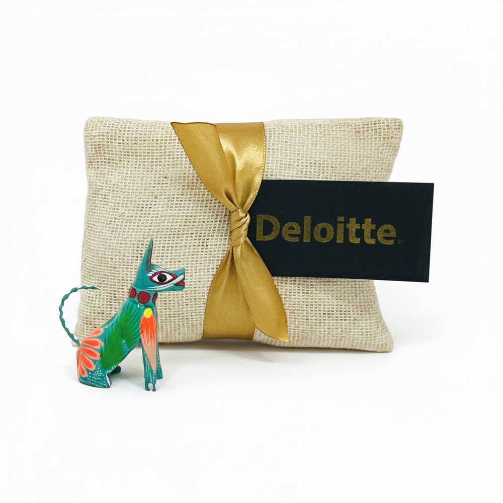 Bolsita de tela con alebrije oaxaqueño y etiqueta personalizada con logo corporativo en dorado — souvenir artesanal para eventos empresariales en México - Ambiente Mexicano