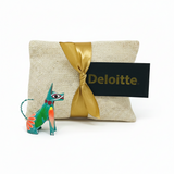 Bolsita de tela con alebrije oaxaqueño y etiqueta personalizada con logo corporativo en dorado — souvenir artesanal para eventos empresariales en México - Ambiente Mexicano