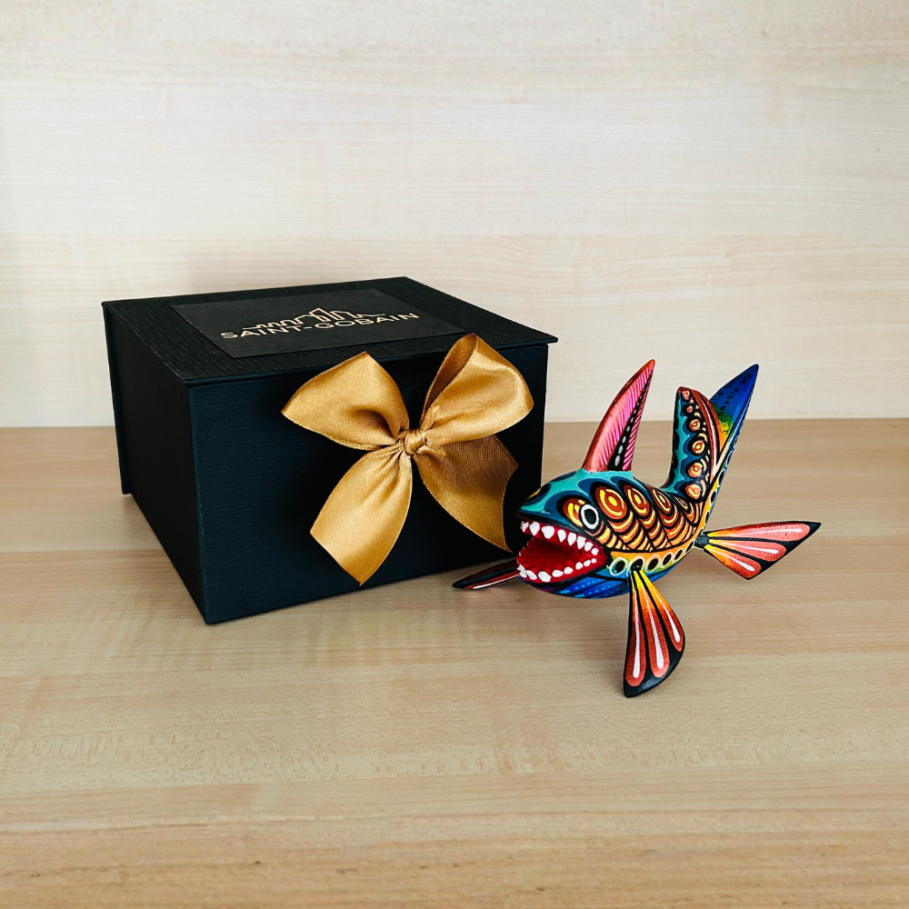 Estuche rígido negro premium con alebrije mediano y logotipo dorado adherido ideal para regalo ejecutivo institucional marca Ambiente Mexicano