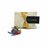 Alebrije artesanal de Oaxaca en bolsita de tela personalizada como souvenir corporativo para visitantes extranjeros y delegaciones internacionales - Ambiente Mexicano