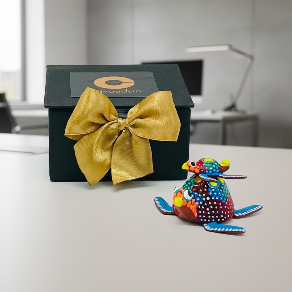 Detalle de alebrije oaxaqueño miniatura pintado a mano para gifting empresarial exclusivo por Ambiente Mexicano