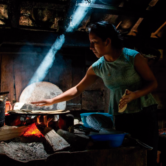 Mujer haciendo tortillas en Ambiente Mexicano Blog