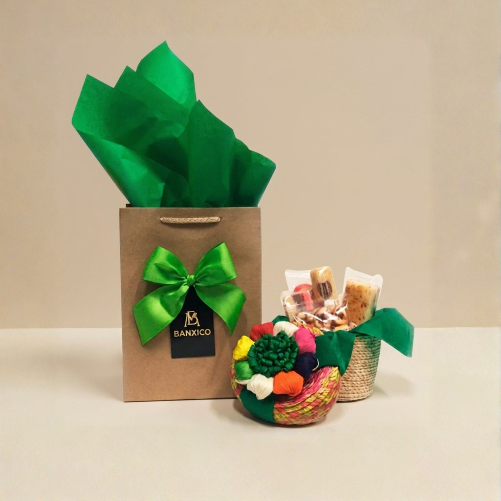 Cestido de palma con dulces mexicanos varios