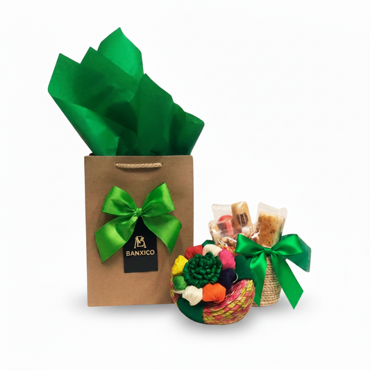 Cestido de palma con dulces mexicanos varios