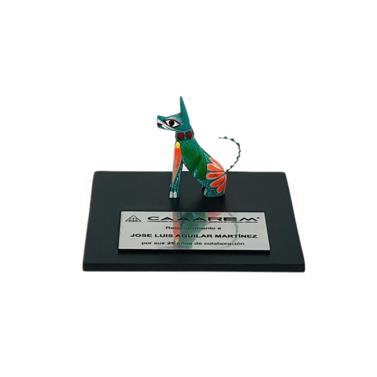 Trofeo con alebrije miniatura para congresos y premiaciones