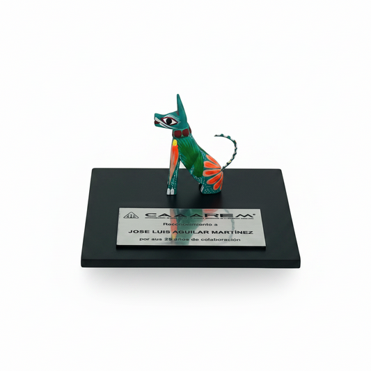 Trofeo con alebrije miniatura para congresos y premiaciones. Trofeos para Conferencistas | Ambiente Mexicano