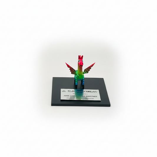 Trofeo ejecutivo alebrije chico con placa metálica grabada con logotipo corporativo para reconocimientos empresariales | Ambiente Mexicano