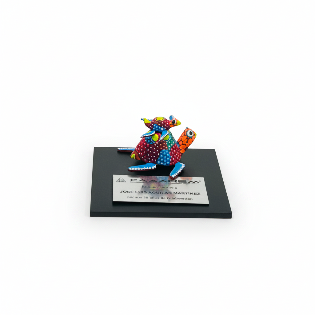Trofeo ejecutivo alebrije chico con placa metálica grabada con logotipo corporativo para reconocimientos empresariales | Ambiente Mexicano