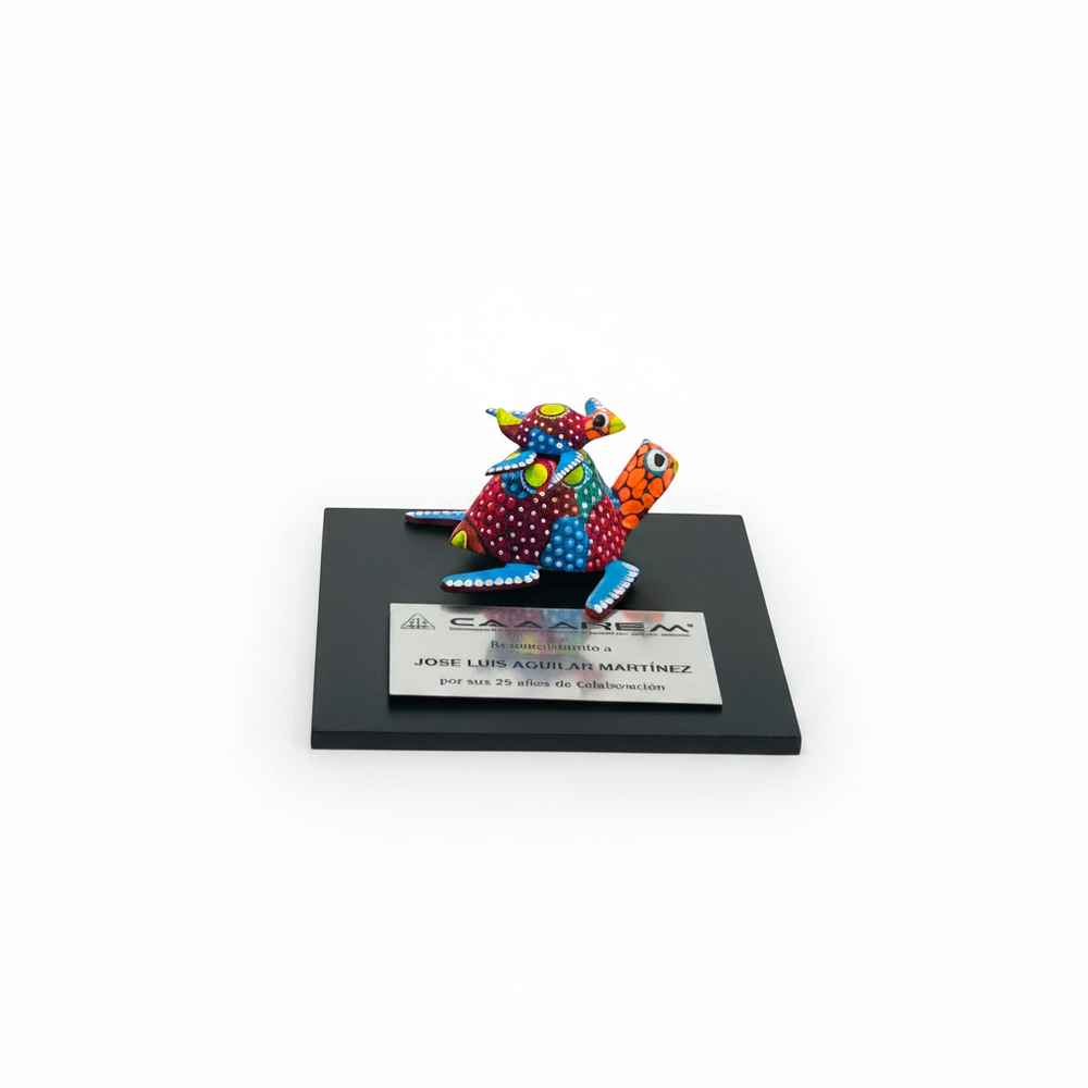 Trofeo ejecutivo alebrije chico con placa metálica grabada con logotipo corporativo para reconocimientos empresariales | Ambiente Mexicano