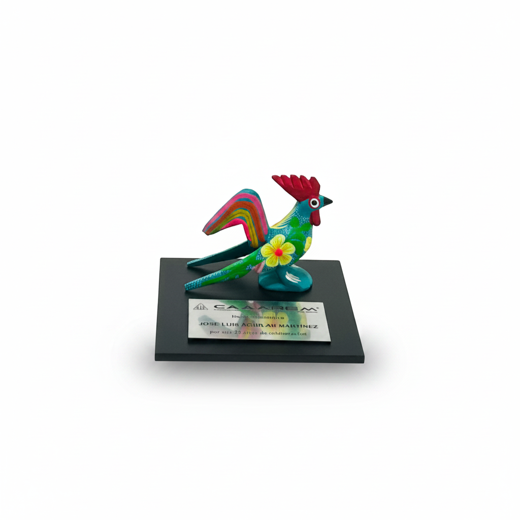 Trofeo ejecutivo alebrije chico con diseño de gallo pintado a mano presentado en caja rígida para regalos institucionales | Ambiente Mexicano