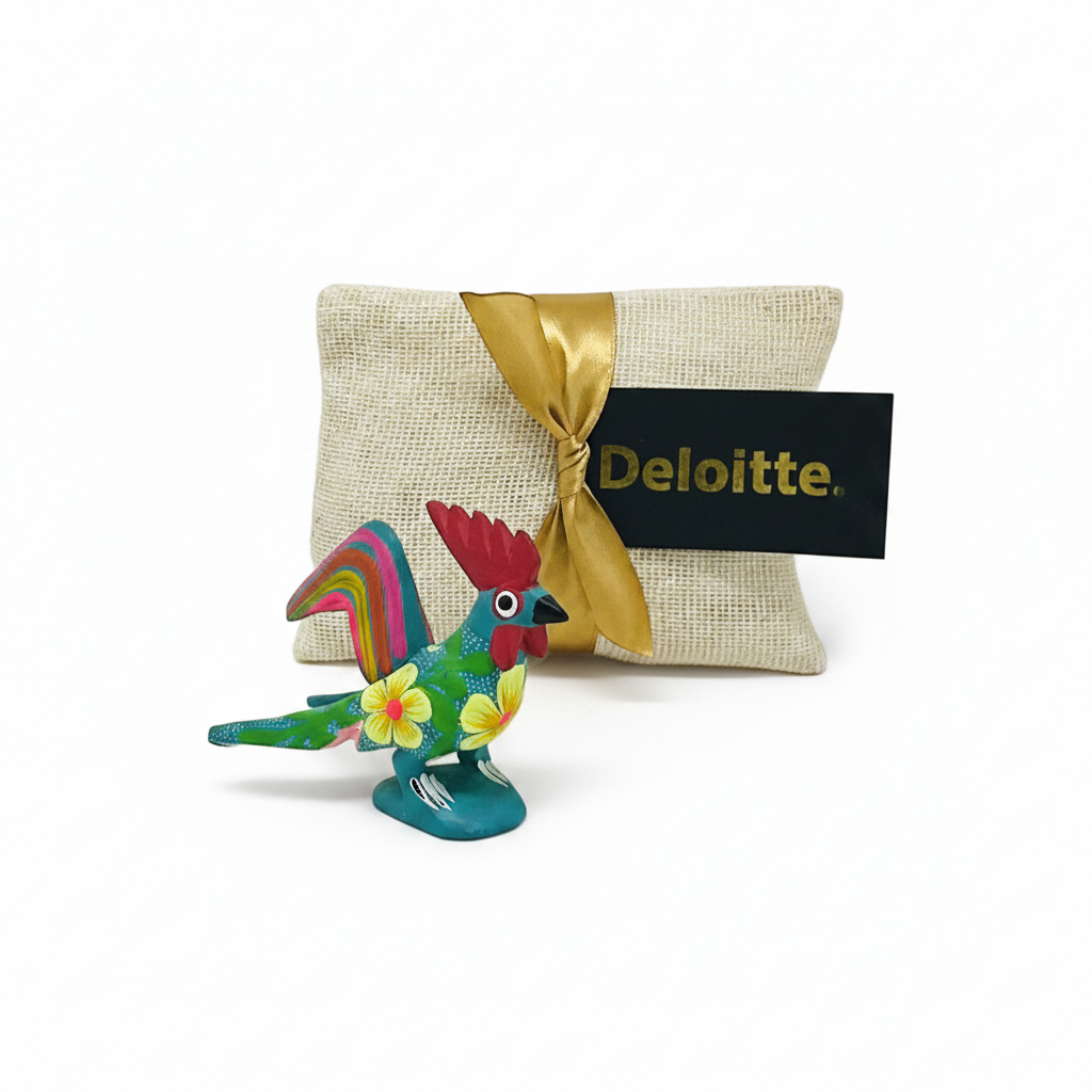 Detalle del alebrije de madera de copal tallado y pintado a mano presentado en bolsita de tela para gifting corporativo en eventos y convenciones - Ambiente Mexicano