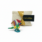 Detalle del alebrije de madera de copal tallado y pintado a mano presentado en bolsita de tela para gifting corporativo en eventos y convenciones - Ambiente Mexicano