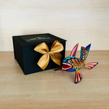 Estuche rígido negro premium con alebrije mediano y logotipo dorado adherido ideal para regalo ejecutivo institucional marca Ambiente Mexicano