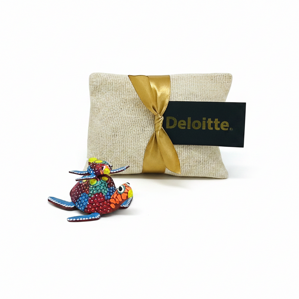 Alebrije artesanal de Oaxaca en bolsita de tela personalizada como souvenir corporativo para visitantes extranjeros y delegaciones internacionales - Ambiente Mexicano
