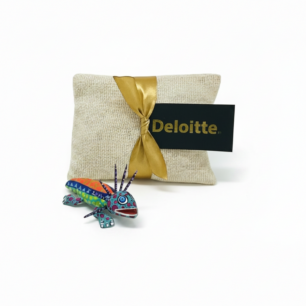 Alebrijes en bolsita personalizada como parte de kit de bienvenida corporativo para hospitality gifting y welcome packs en sedes ejecutivas - Ambiente Mexicano