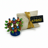 Bolsa de yute con Árbol de la Vida de barro y etiqueta personalizada con logo corporativo para regalos de empresa - Ambiente Mexicano