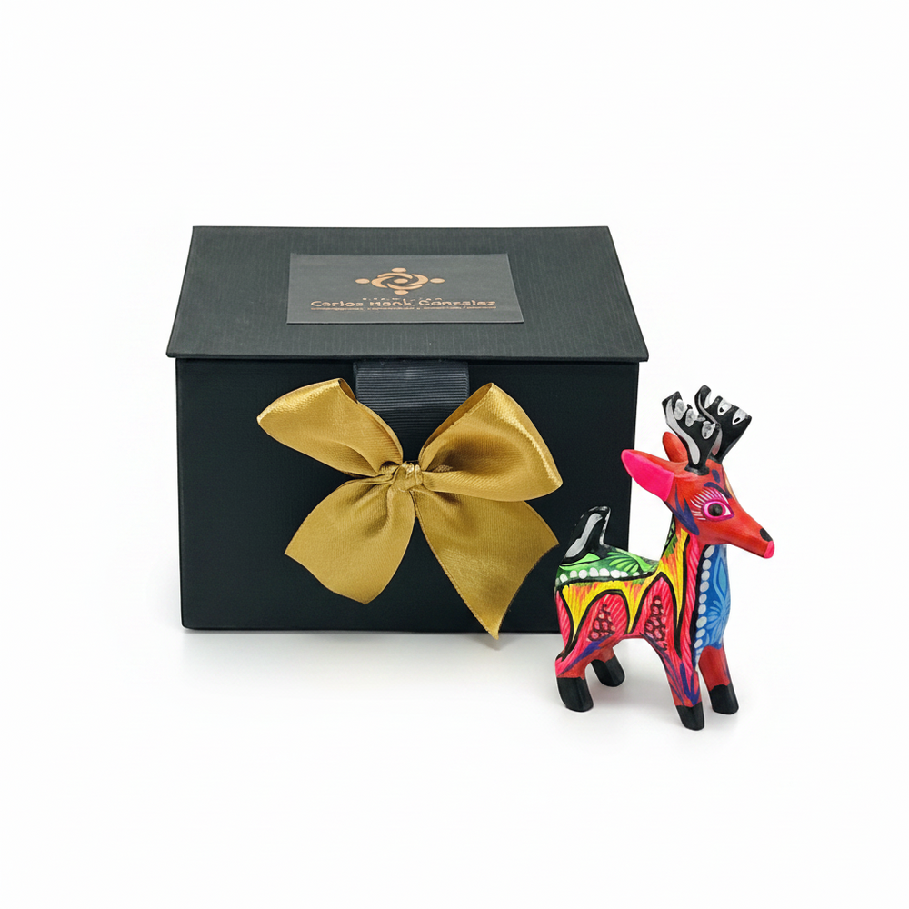 Empaque corporativo personalizado con placa de marca para alebrijes artesanales de Ambiente Mexicano