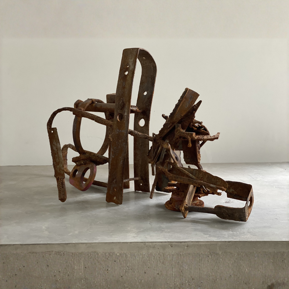 Composición 15 — escultura de lenguaje industrial contemporáneo certificada por Mario Zarza para recepciones ejecutivas y representación institucional-Marca Ambiente Mexicano