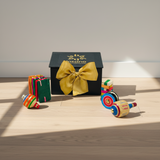 Juguetes mexicanos en miniatura — mini yoyo, mini trompo, pirinola y maderas mágicas — como kit antiestrés para escritorios corporativos y wellness laboral. Ambiente Mexicano