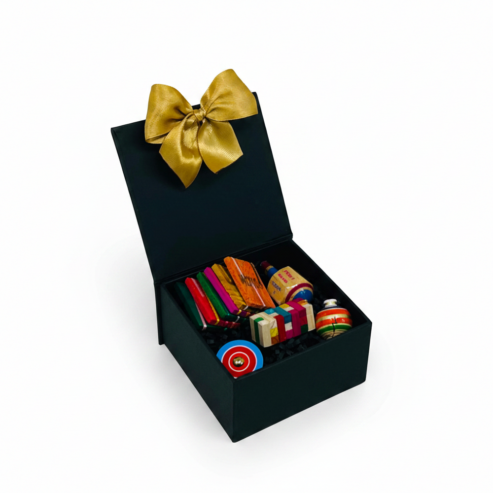 Estuche rígido negro con logo corporativo en dorado conteniendo kit antiestrés de juguetes mexicanos — mini trompo, pirinola y mini jenga para escritorio ejecutivo - Ambiente Mexicano