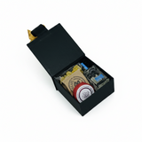Regalo institucional mexicano con tequila y dulces típicos presentado en estuche elegante para eventos corporativos
